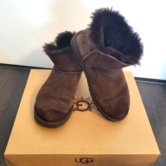 UGG Women's Mini Bailey Button II Winter Boot Size 6 - Picture 1 of 8